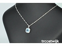 Witgouden entourage hanger bezet met topaas en diamanten - afbeelding 4 van  7