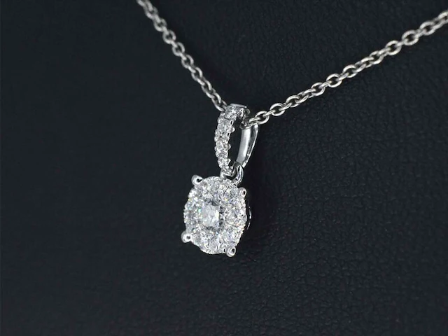 Witgouden entourage hanger met briljant geslepen diamanten - afbeelding 3 van  7