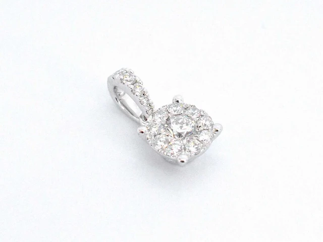 Witgouden entourage hanger met briljant geslepen diamanten - afbeelding 5 van  7
