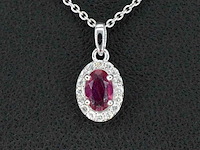 Witgouden entourage hanger met diamanten en robijn, excl. ketting