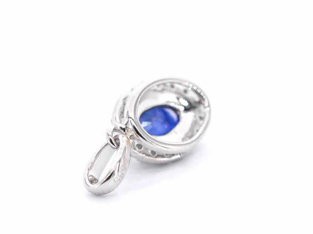 Witgouden entourage hanger met diamanten en saffier, excl. ketting - afbeelding 6 van  6