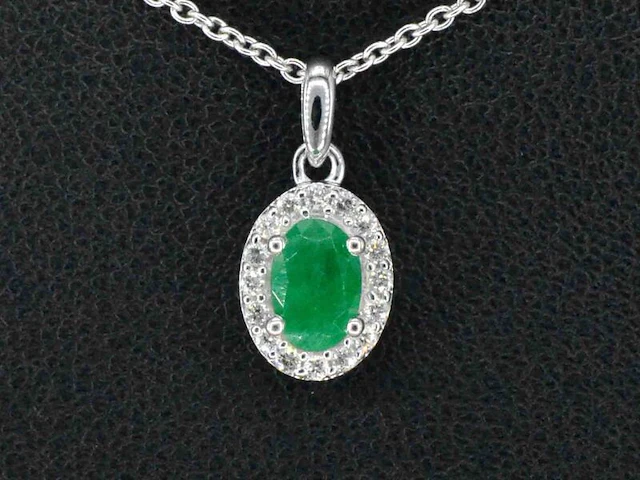 Witgouden entourage hanger met diamanten en smaragd excl. ketting - afbeelding 1 van  8