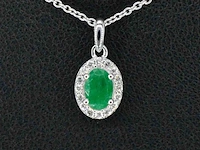 Witgouden entourage hanger met diamanten en smaragd excl. ketting