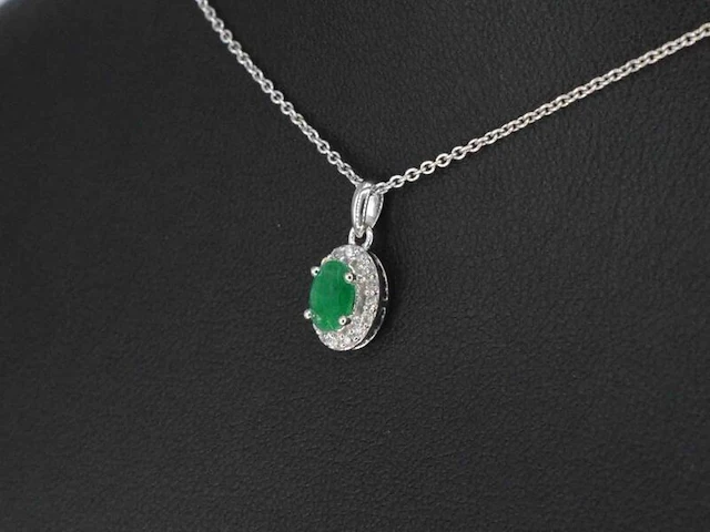 Witgouden entourage hanger met diamanten en smaragd excl. ketting - afbeelding 3 van  8