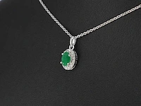 Witgouden entourage hanger met diamanten en smaragd excl. ketting - afbeelding 3 van  8