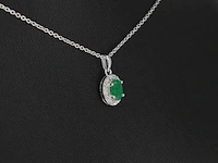 Witgouden entourage hanger met diamanten en smaragd excl. ketting - afbeelding 4 van  8