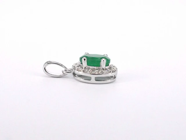 Witgouden entourage hanger met diamanten en smaragd excl. ketting - afbeelding 5 van  8