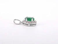 Witgouden entourage hanger met diamanten en smaragd excl. ketting - afbeelding 5 van  8