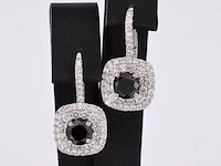 Witgouden entourage oorbellen bezet met witte en zwarte diamanten