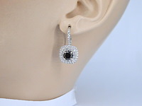 Witgouden entourage oorbellen bezet met witte en zwarte diamanten - afbeelding 3 van  10