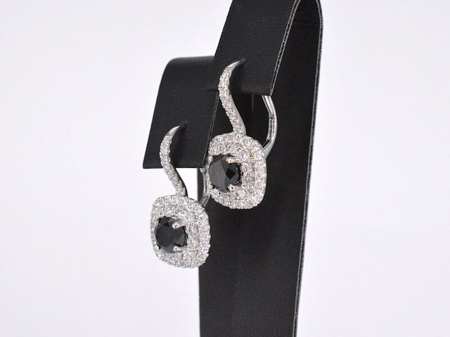 Witgouden entourage oorbellen bezet met witte en zwarte diamanten - afbeelding 4 van  10