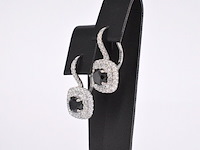 Witgouden entourage oorbellen bezet met witte en zwarte diamanten - afbeelding 4 van  10