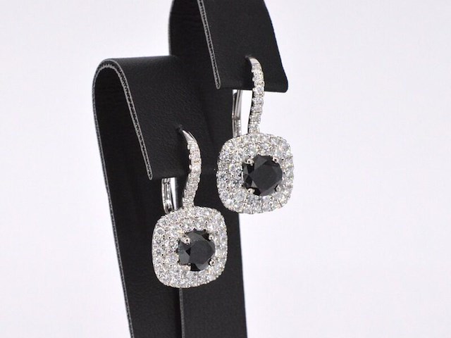 Witgouden entourage oorbellen bezet met witte en zwarte diamanten - afbeelding 5 van  10