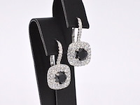 Witgouden entourage oorbellen bezet met witte en zwarte diamanten - afbeelding 5 van  10