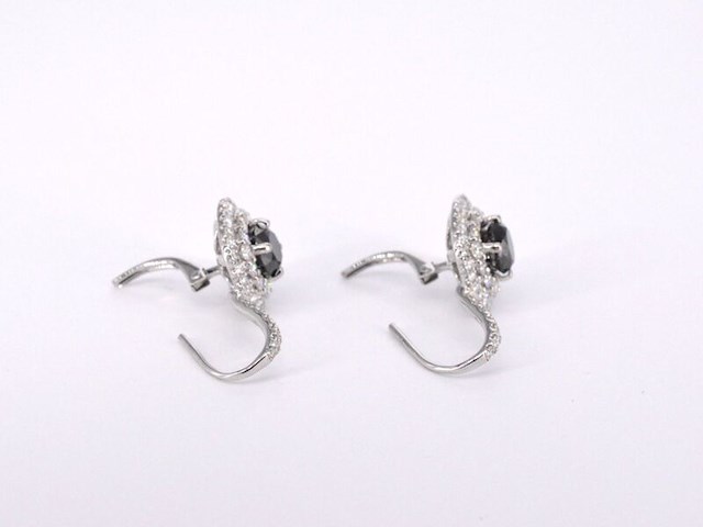 Witgouden entourage oorbellen bezet met witte en zwarte diamanten - afbeelding 8 van  10