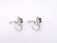 Witgouden entourage oorbellen bezet met witte en zwarte diamanten - afbeelding 8 van  10