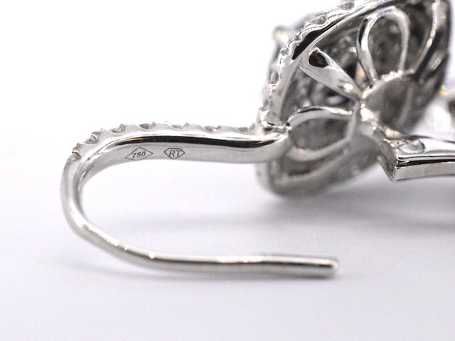 Witgouden entourage oorbellen bezet met witte en zwarte diamanten - afbeelding 9 van  10