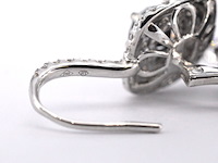 Witgouden entourage oorbellen bezet met witte en zwarte diamanten - afbeelding 9 van  10