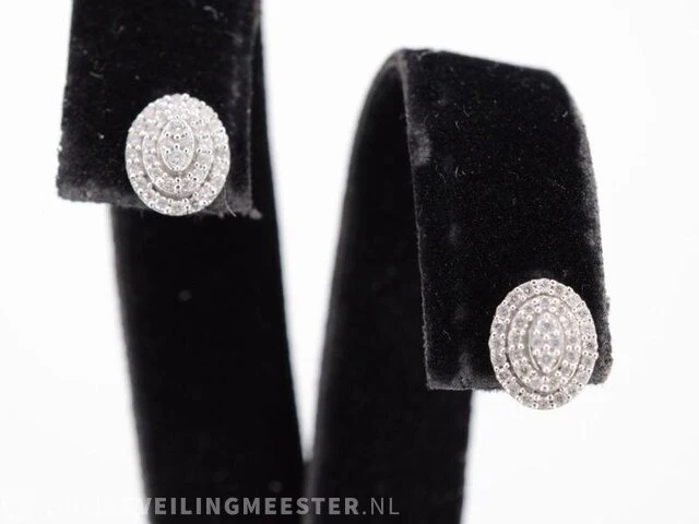 Witgouden entourage oorbellen met diamant - afbeelding 1 van  5