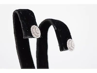 Witgouden entourage oorbellen met diamant - afbeelding 3 van  5