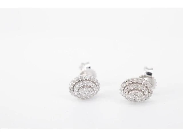 Witgouden entourage oorbellen met diamant - afbeelding 4 van  5