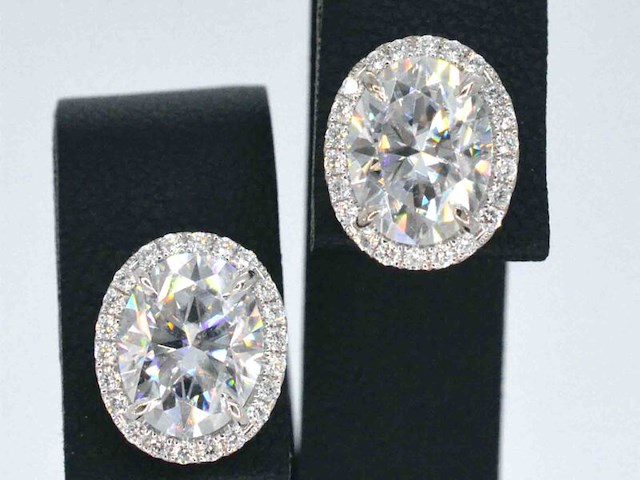 Witgouden entourage oorbellen met diamanten en een gemaakte ovale briljant - afbeelding 1 van  11