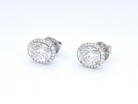 Witgouden entourage oorbellen met diamanten en een gemaakte ovale briljant - afbeelding 10 van  11