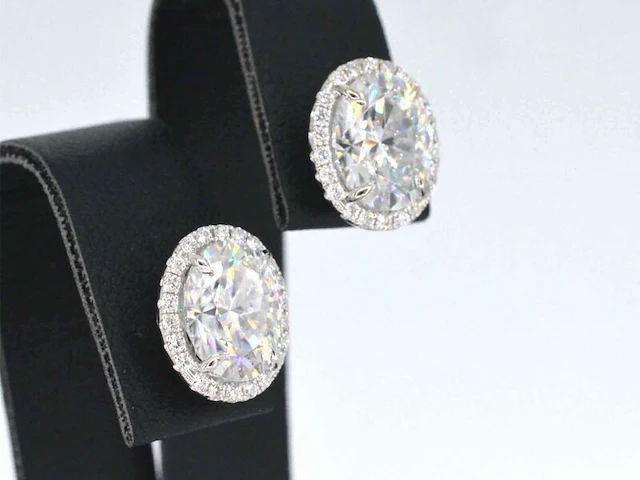 Witgouden entourage oorbellen met diamanten en een gemaakte ovale briljant - afbeelding 6 van  11