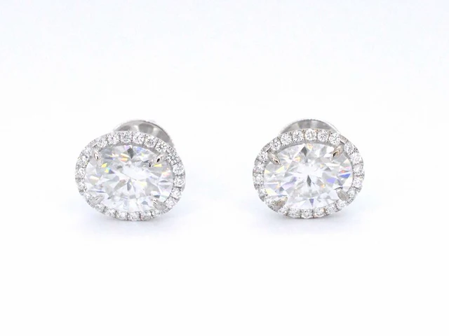 Witgouden entourage oorbellen met diamanten en een gemaakte ovale briljant - afbeelding 8 van  11