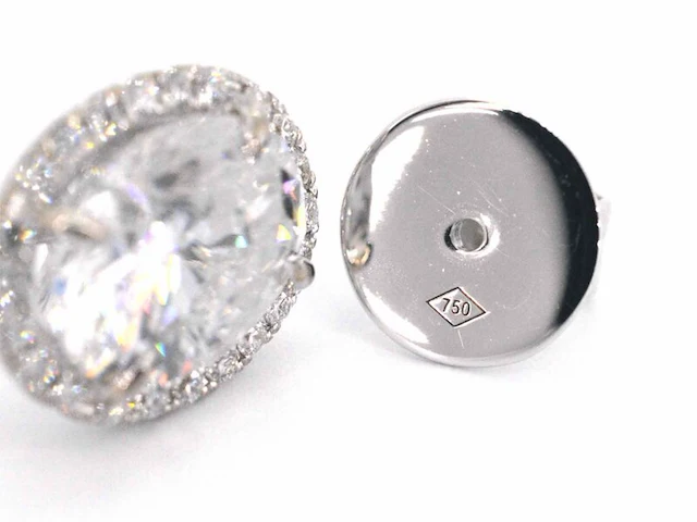 Witgouden entourage oorbellen met diamanten en een gemaakte ovale briljant - afbeelding 11 van  11