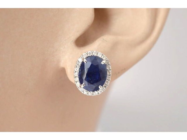Witgouden entourage oorbellen met diamanten en saffier - afbeelding 2 van  3