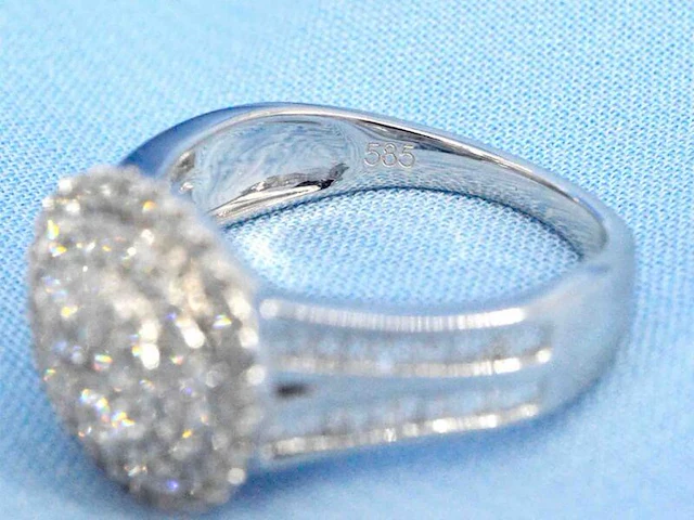 Witgouden entourage ring met 1.00 carat diamanten - afbeelding 10 van  12