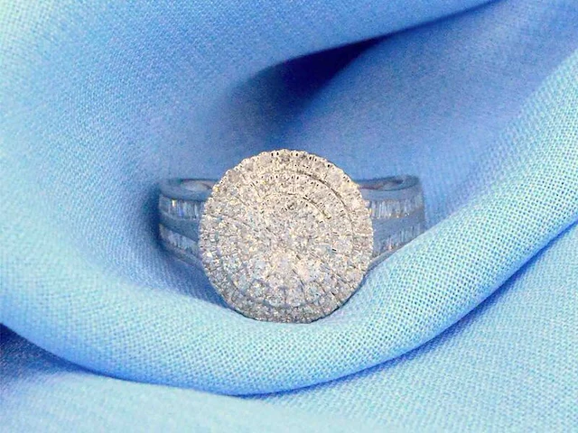 Witgouden entourage ring met 1.00 carat diamanten - afbeelding 6 van  12