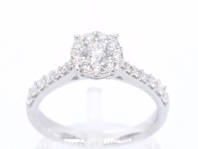 Witgouden entourage ring met briljant geslepen diamanten - afbeelding 1 van  10
