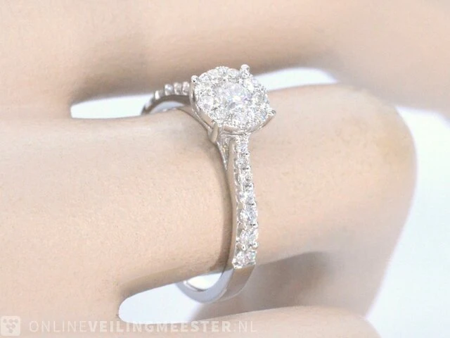 Witgouden entourage ring met briljant geslepen diamanten - afbeelding 3 van  10