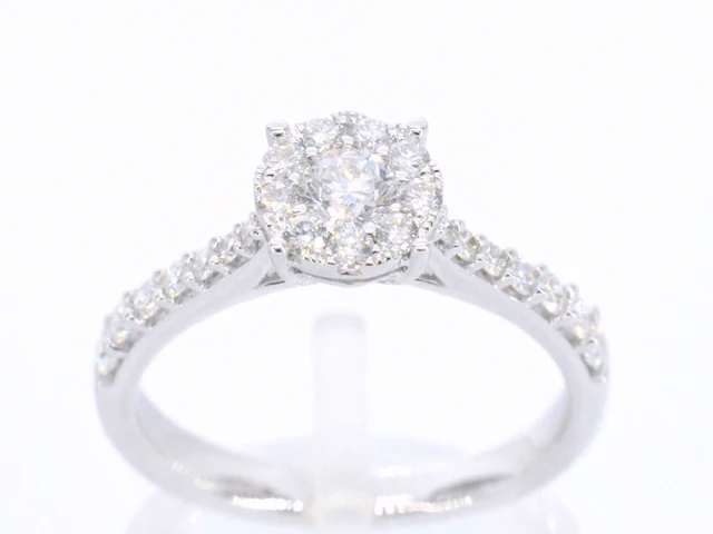 Witgouden entourage ring met briljant geslepen diamanten - afbeelding 1 van  9