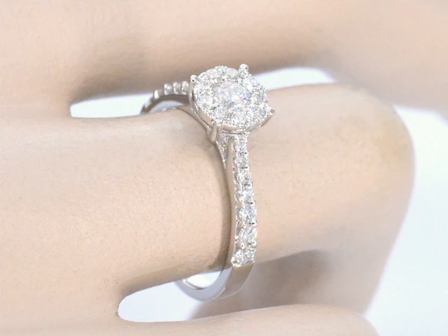 Witgouden entourage ring met briljant geslepen diamanten - afbeelding 2 van  9