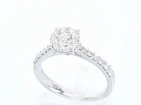 Witgouden entourage ring met briljant geslepen diamanten - afbeelding 3 van  9