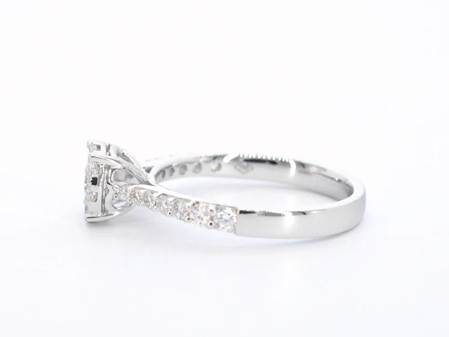 Witgouden entourage ring met briljant geslepen diamanten - afbeelding 5 van  9