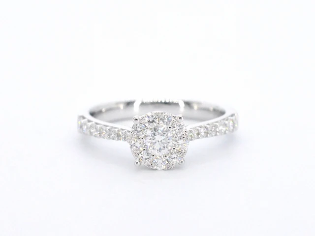 Witgouden entourage ring met briljant geslepen diamanten - afbeelding 6 van  9
