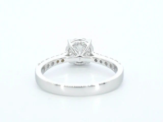 Witgouden entourage ring met briljant geslepen diamanten - afbeelding 7 van  9