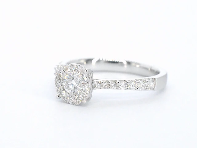 Witgouden entourage ring met briljant geslepen diamanten - afbeelding 8 van  9