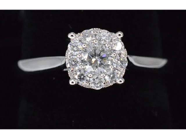 Witgouden entourage ring met briljant geslepen diamanten - afbeelding 1 van  7