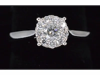 Witgouden entourage ring met briljant geslepen diamanten - afbeelding 1 van  7