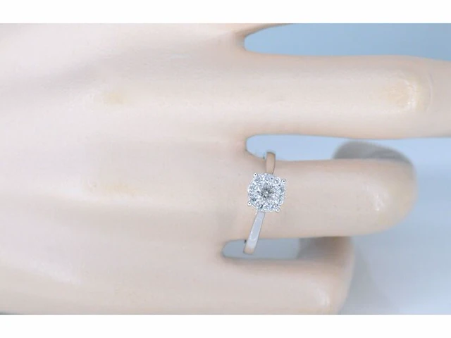 Witgouden entourage ring met briljant geslepen diamanten - afbeelding 2 van  7