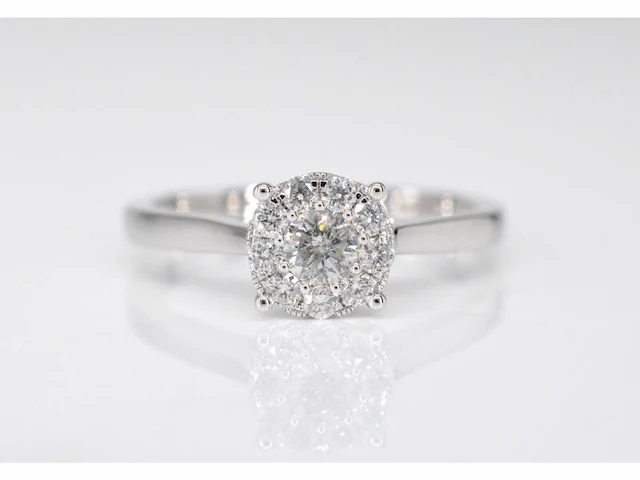 Witgouden entourage ring met briljant geslepen diamanten - afbeelding 3 van  7