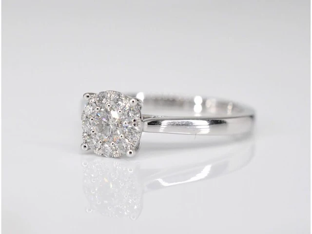 Witgouden entourage ring met briljant geslepen diamanten - afbeelding 4 van  7
