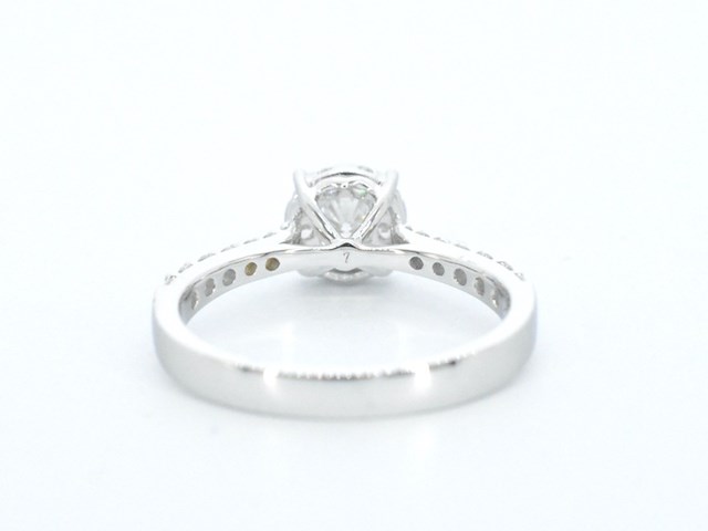 Witgouden entourage ring met briljant geslepen diamanten - afbeelding 7 van  9