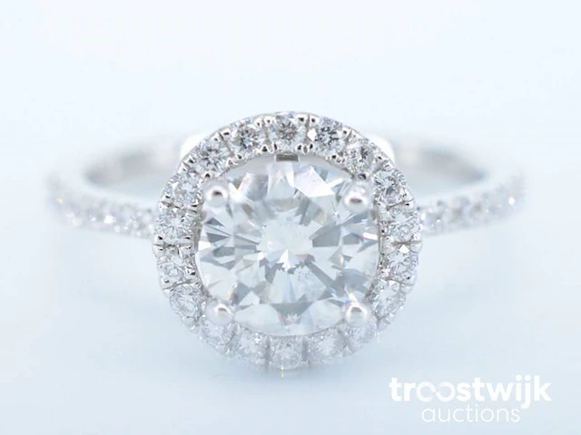 Witgouden entourage ring met centrale diamant van 0.90 carat - afbeelding 1 van  7