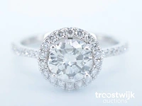 Witgouden entourage ring met centrale diamant van 0.90 carat